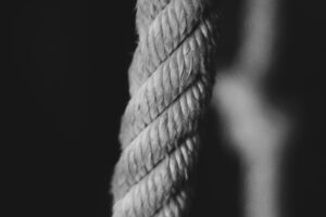 Komitmen Berpegang Teguh dengan Manhaj Salaf Meskipun Manusia Menjauhinya